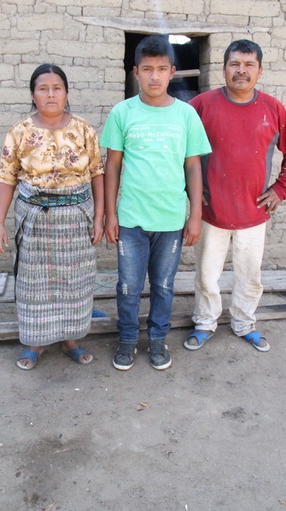 3 JULIO CESAR VALEY QUISQUE con sus padres