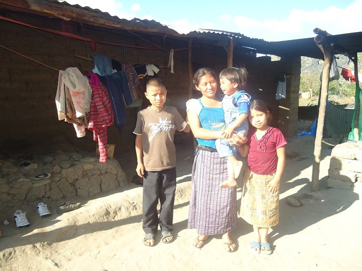 5 MAYNOR ALEXANDER PANGAN RAXCACO con su madre y hermanos