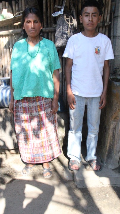 7 ROLANDO LORENZO GÓMEZ JUÁREZ con su madre