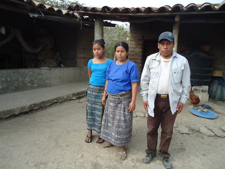 8 YOSELIN ARACELY SICAL VARGAS con sus padres