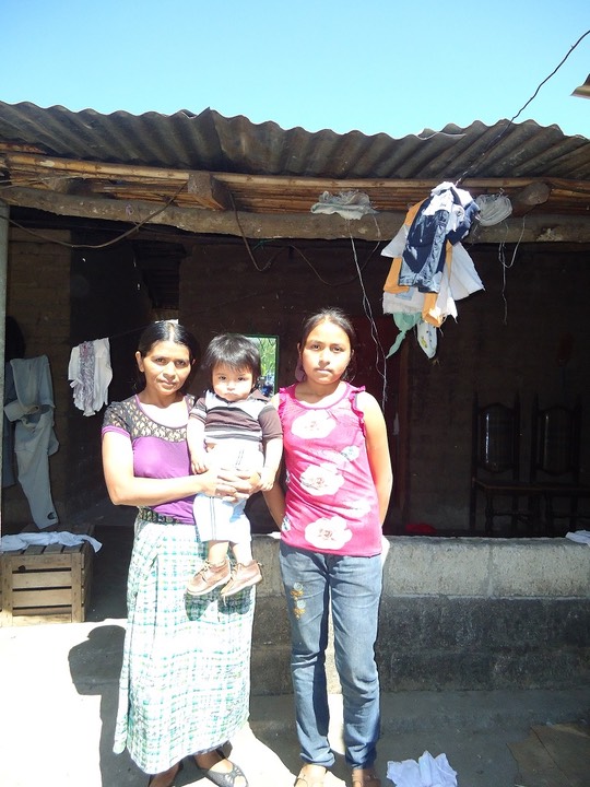 9 WENDY CAROLA SUCUP LAJUJ con su madre y hermano